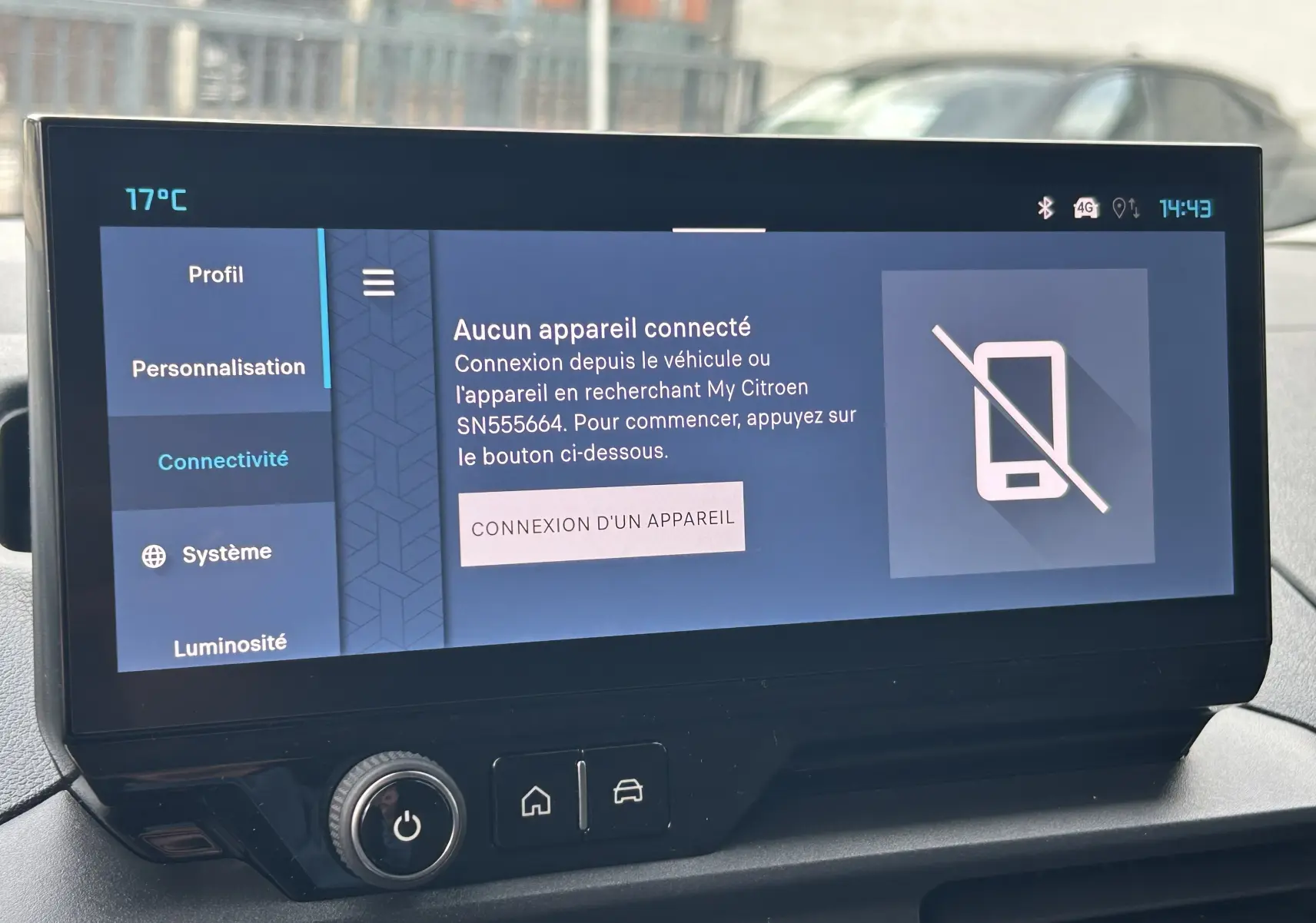 Écran tactile du tableau de bord du Citroën Berlingo Fourgon 2025 affichant la connexion Bluetooth inactive.