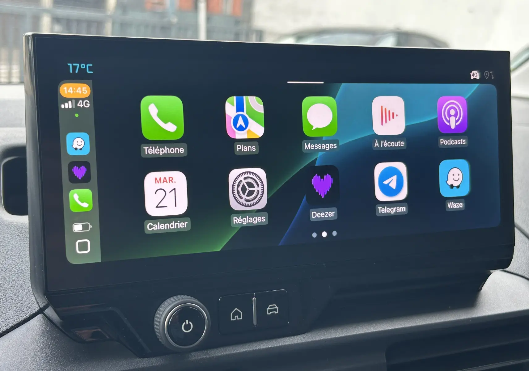 Écran tactile central du tableau de bord du Citroën Berlingo Fourgon 2025 affichant plusieurs applications connectées.