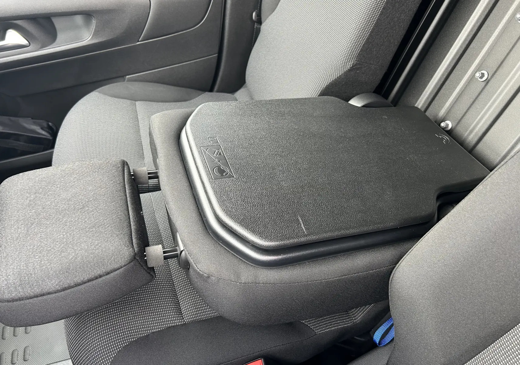 Détail intérieur montrant le siège passager avant gris avec tablette rabattable du Citroën Berlingo Fourgon blanc 2025.