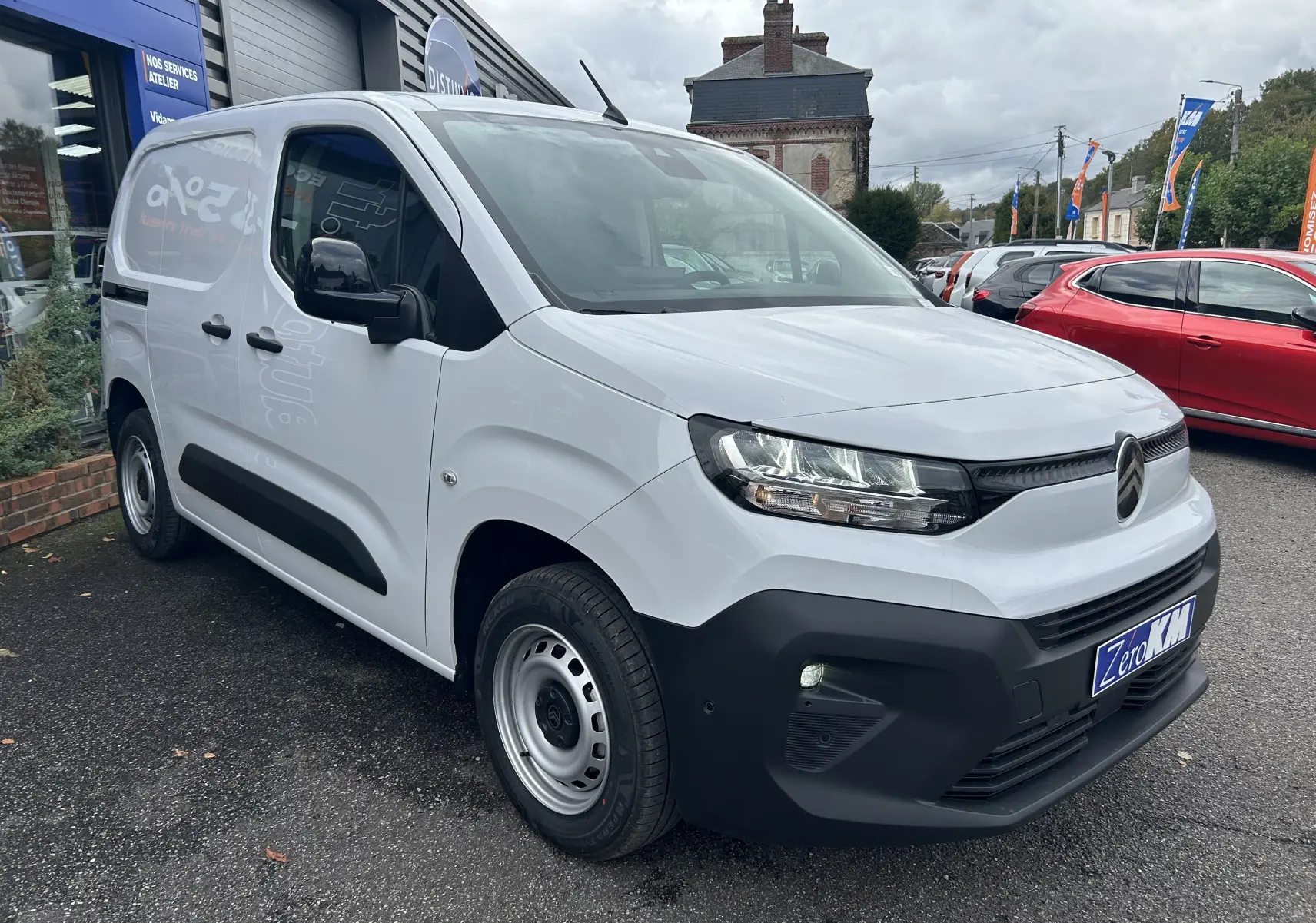 Citroën Berlingo Fourgon blanc en 3/4 avant droit, avec pare-chocs noir et jantes acier visibles.