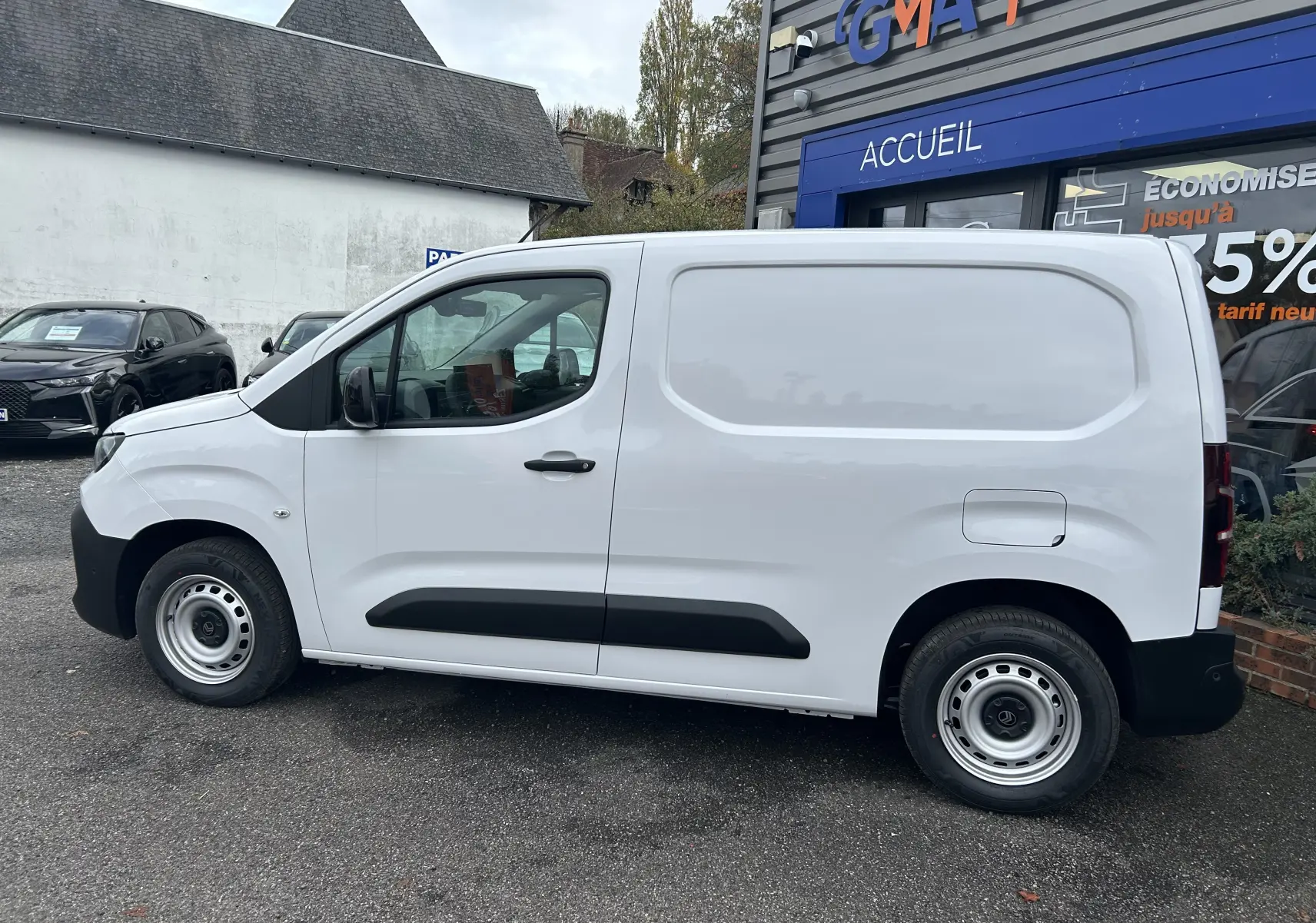 Vue de profil côté gauche d'un utilitaire Citroën Berlingo Fourgon blanc avec porte latérale et jantes acier simples.