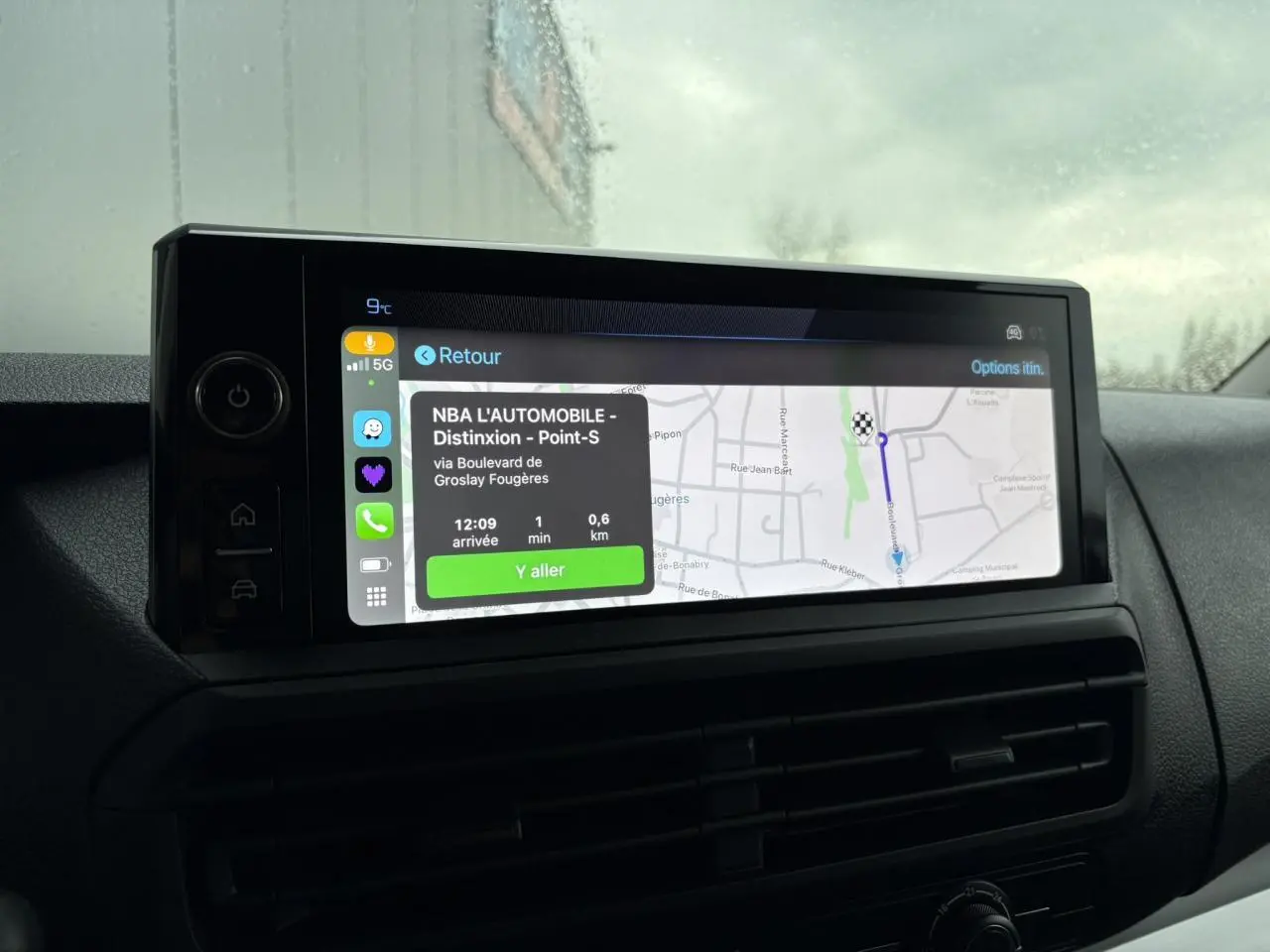 Écran tactile 10'' HD du tableau de bord du Peugeot Expert Fourgon blanc, affichant la navigation GPS.