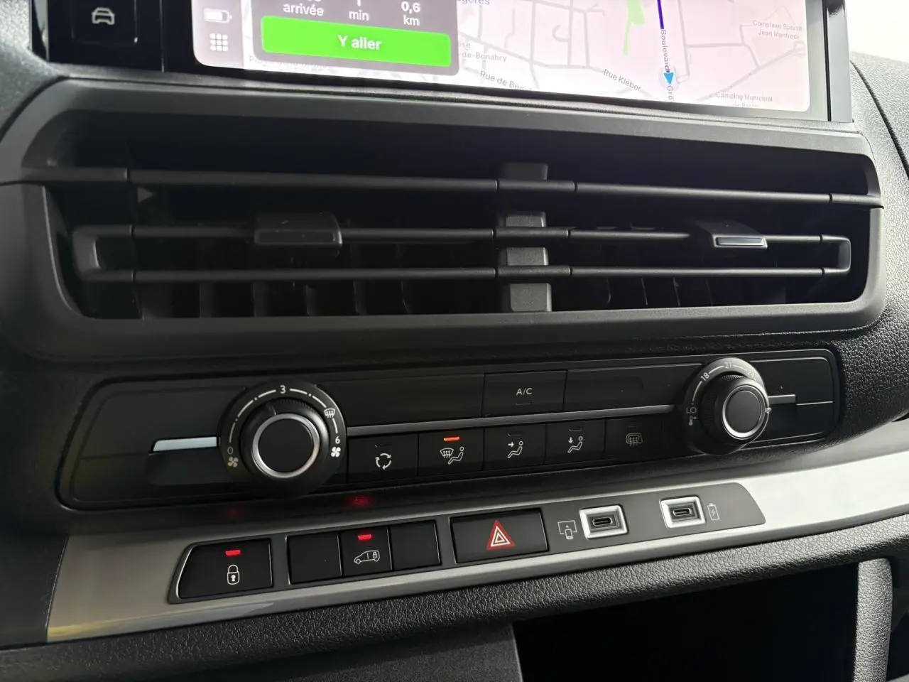 Détail de la console centrale avec commandes climatisation et écran tactile du Peugeot Expert Fourgon blanc Icy, vue intérieure frontale.