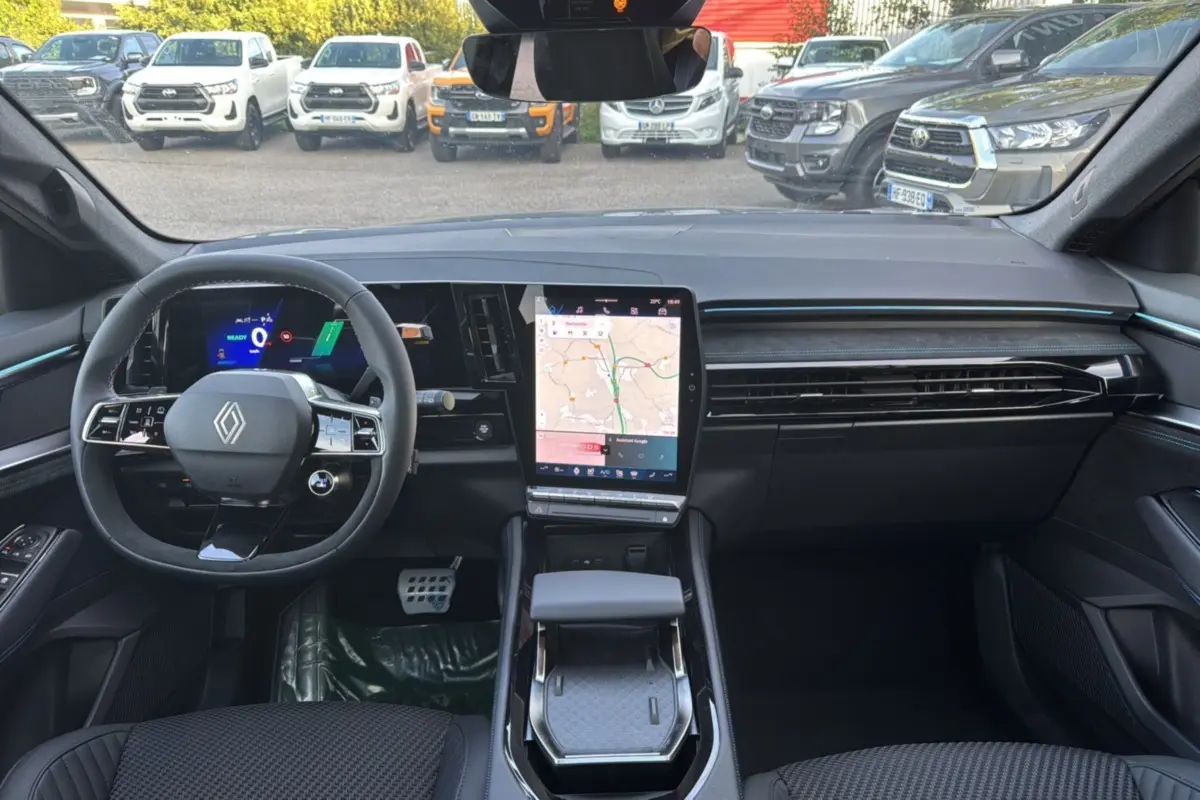 Vue intérieure avant du Renault Austral New 200 Esprit Alpine, tableau de bord noir avec écran tactile central et volant multifonctions.
