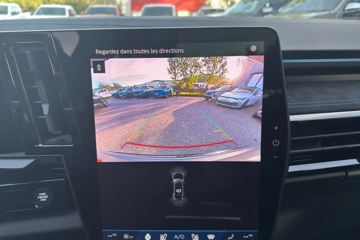 Écran central du Renault Austral New 200 Esprit Alpine montrant la caméra de recul en marche.