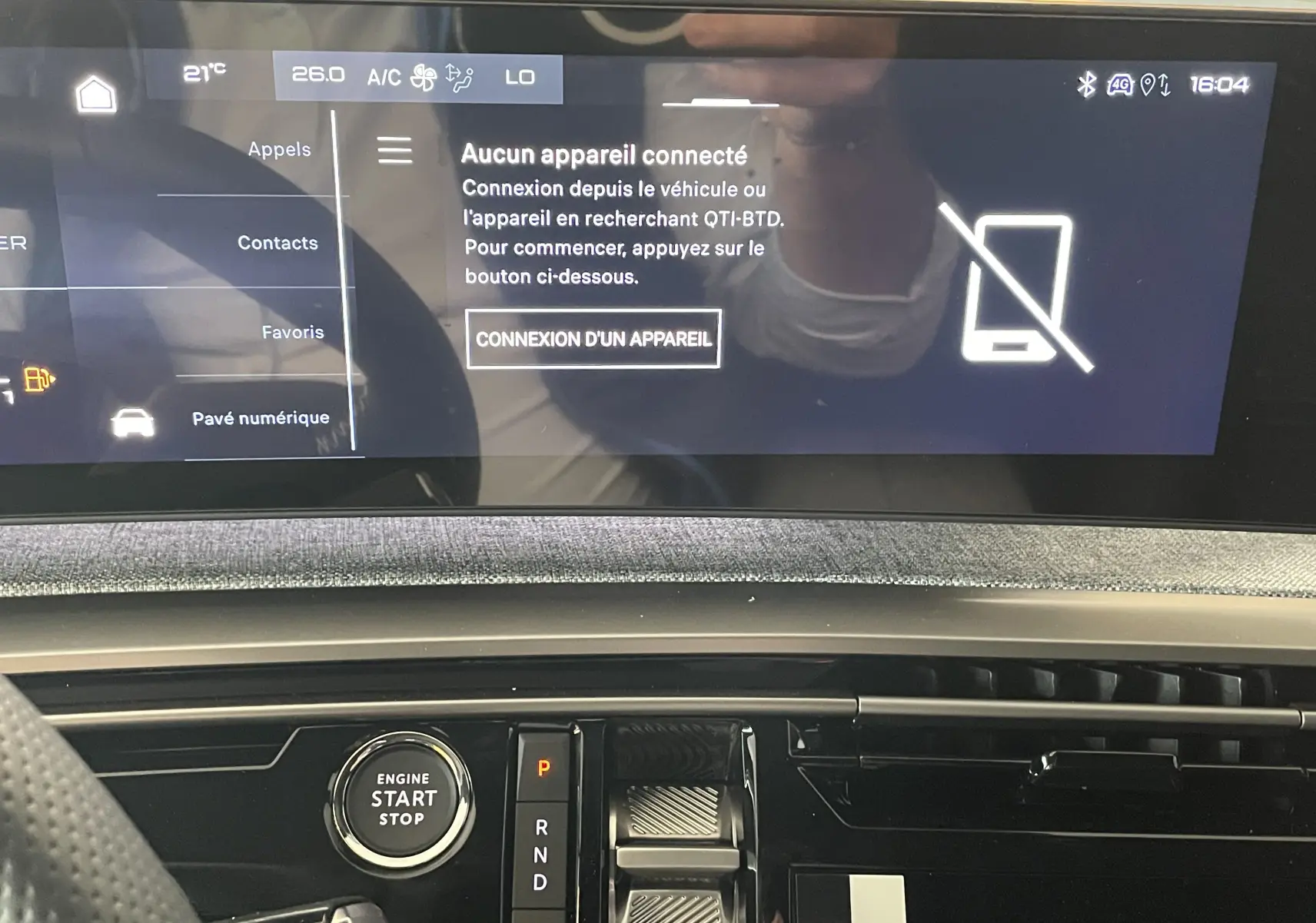 Vue intérieure du tableau de bord du Peugeot 3008 Hybrid 2026, avec écran tactile central et bouton start/stop visible.