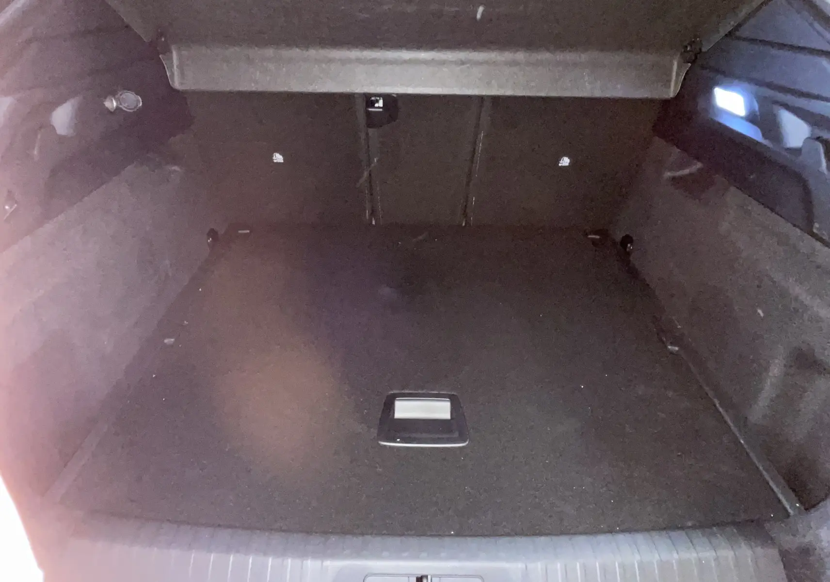 Vue intérieure du coffre spacieux et noir du Peugeot 3008 Hybrid 145 e-DCS6 GT Exclusive 2026.