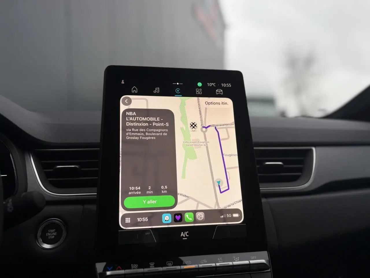Vue intérieure centrée sur l'écran tactile vertical du système multimédia du Renault Captur 2025, tableau de bord noir.
