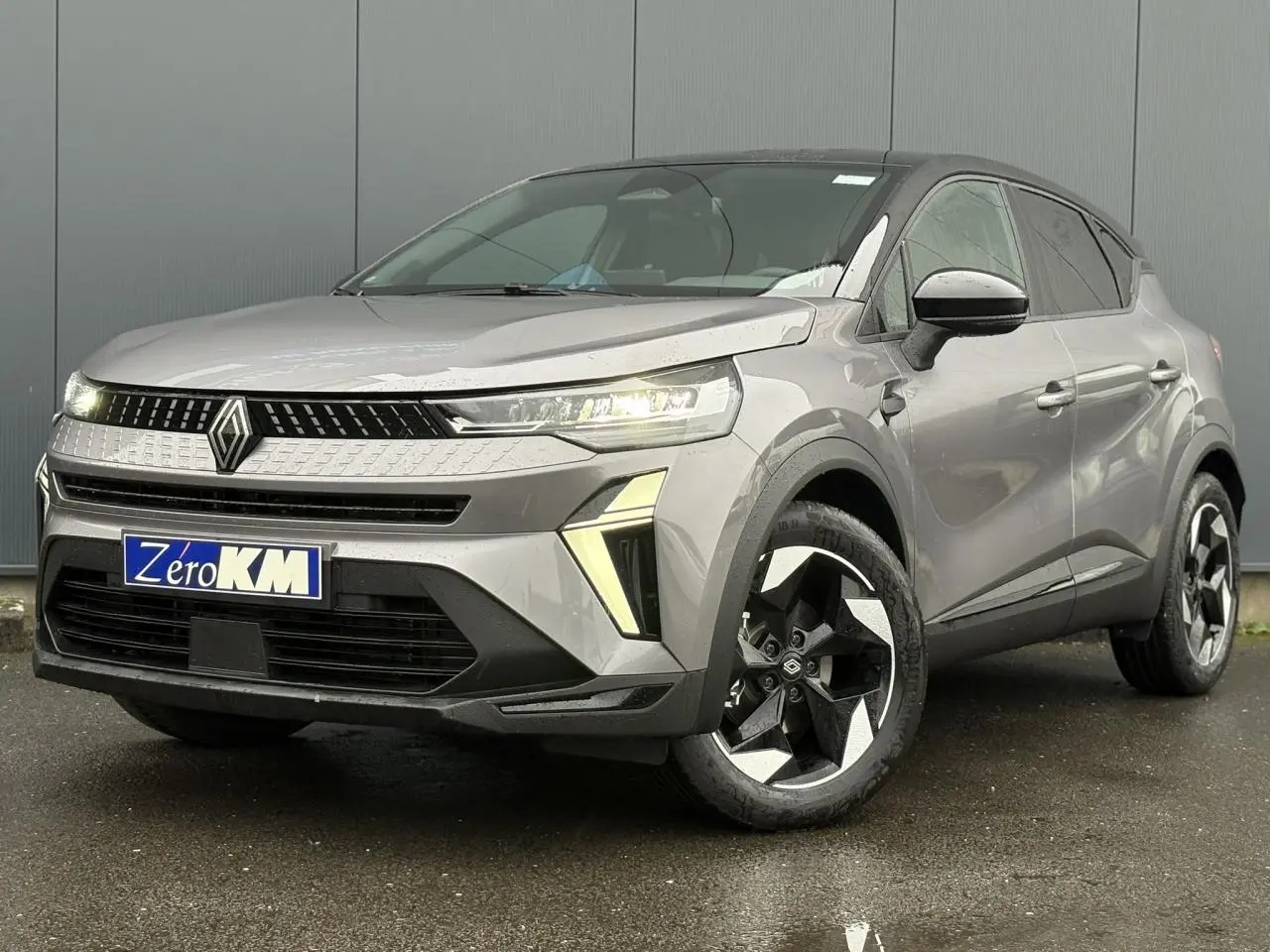 Renault Captur 2025 gris Cassiopée avec toit noir, vue 3/4 avant mettant en valeur ses jantes 18" Black Hole.