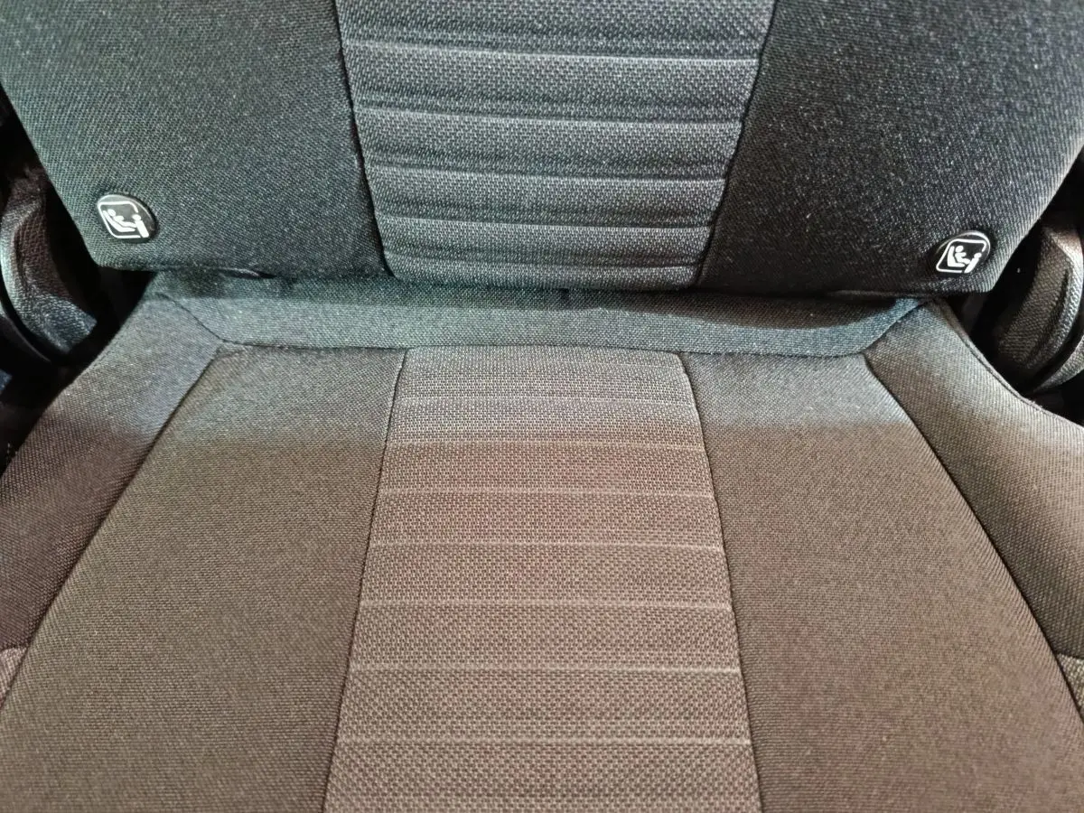 Gros plan sur le siège arrière central gris foncé du Peugeot 5008 avec fixations Isofix visibles.