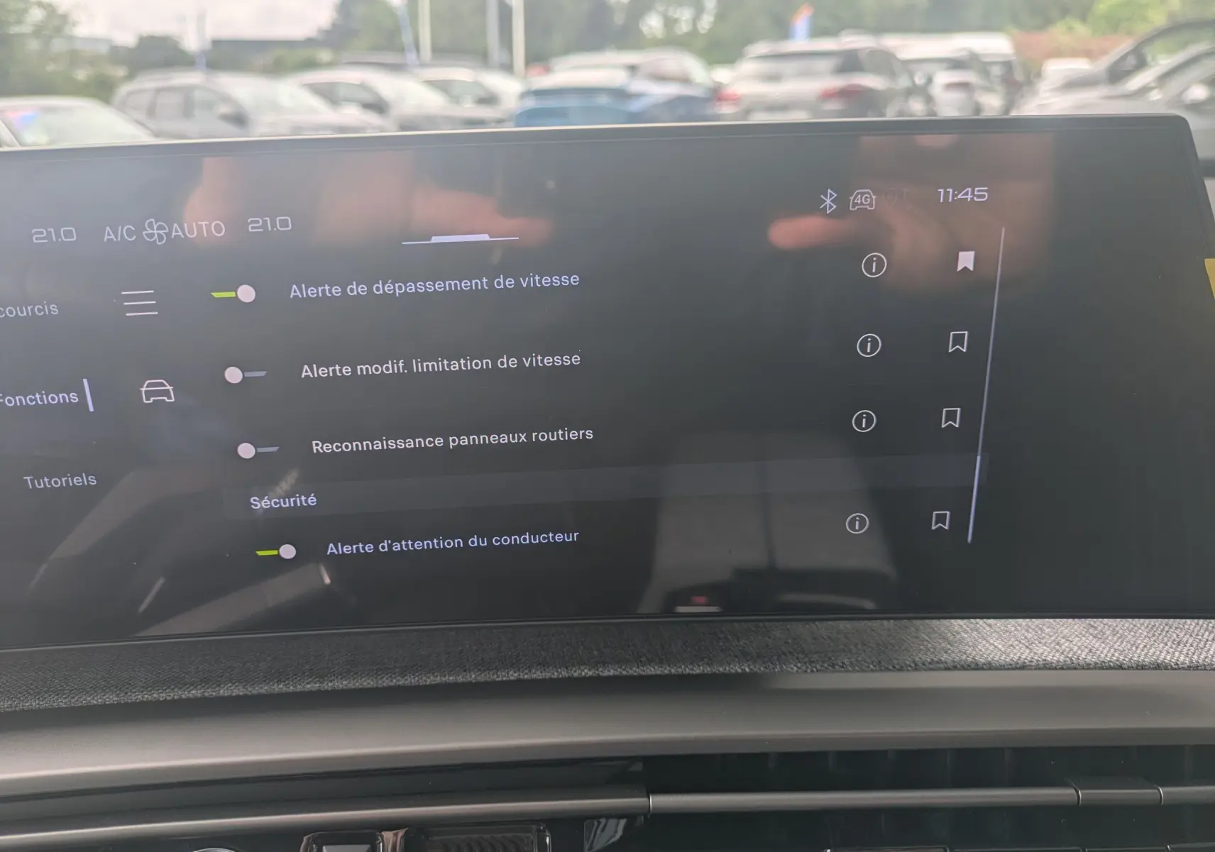 Écran tactile central du Peugeot 3008 Hybrid 145 GT Exclusive affichant les alertes de sécurité conducteur.