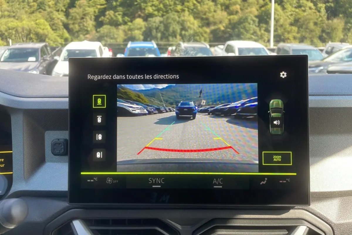 Vue intérieure du tableau de bord du Dacia Bigster Hybrid 155 Journey City avec écran caméra multiview affichant l’arrière.