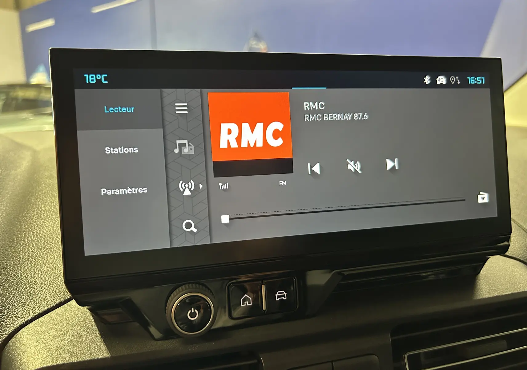 Écran tactile central du tableau de bord du Citroën Berlingo Multispace 2026 affichant la radio RMC.