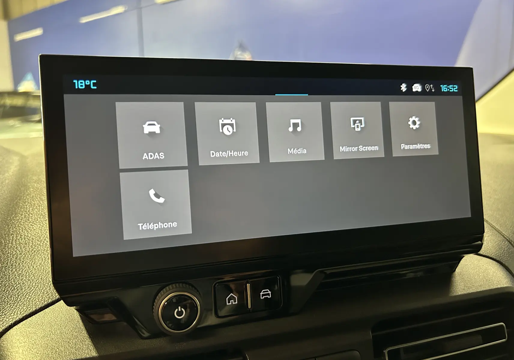 Écran tactile central du tableau de bord du Citroën Berlingo Multispace 2026 affichant les menus ADAS, Média et Téléphone.