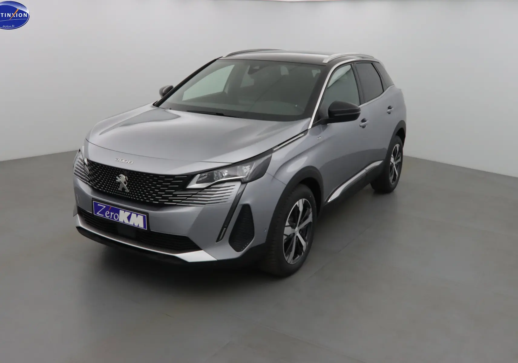 Peugeot 3008 gris Artense métal en 3/4 avant droit, avec calandre noire et jantes bi-ton distinctives.