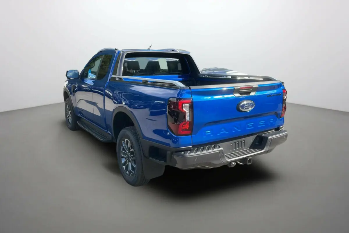 Ford Ranger Wildtrak bleu lightning vu en 3/4 arrière droit avec arceau sport et attelage visible.
