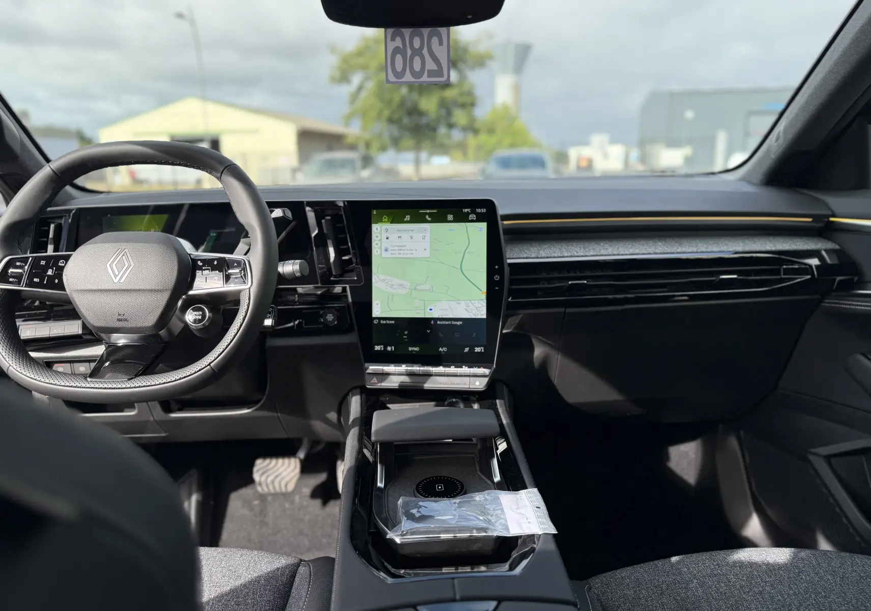 Bouton d'ouverture électrique du coffre sur le hayon intérieur du Renault Austral noir étoile 2026.