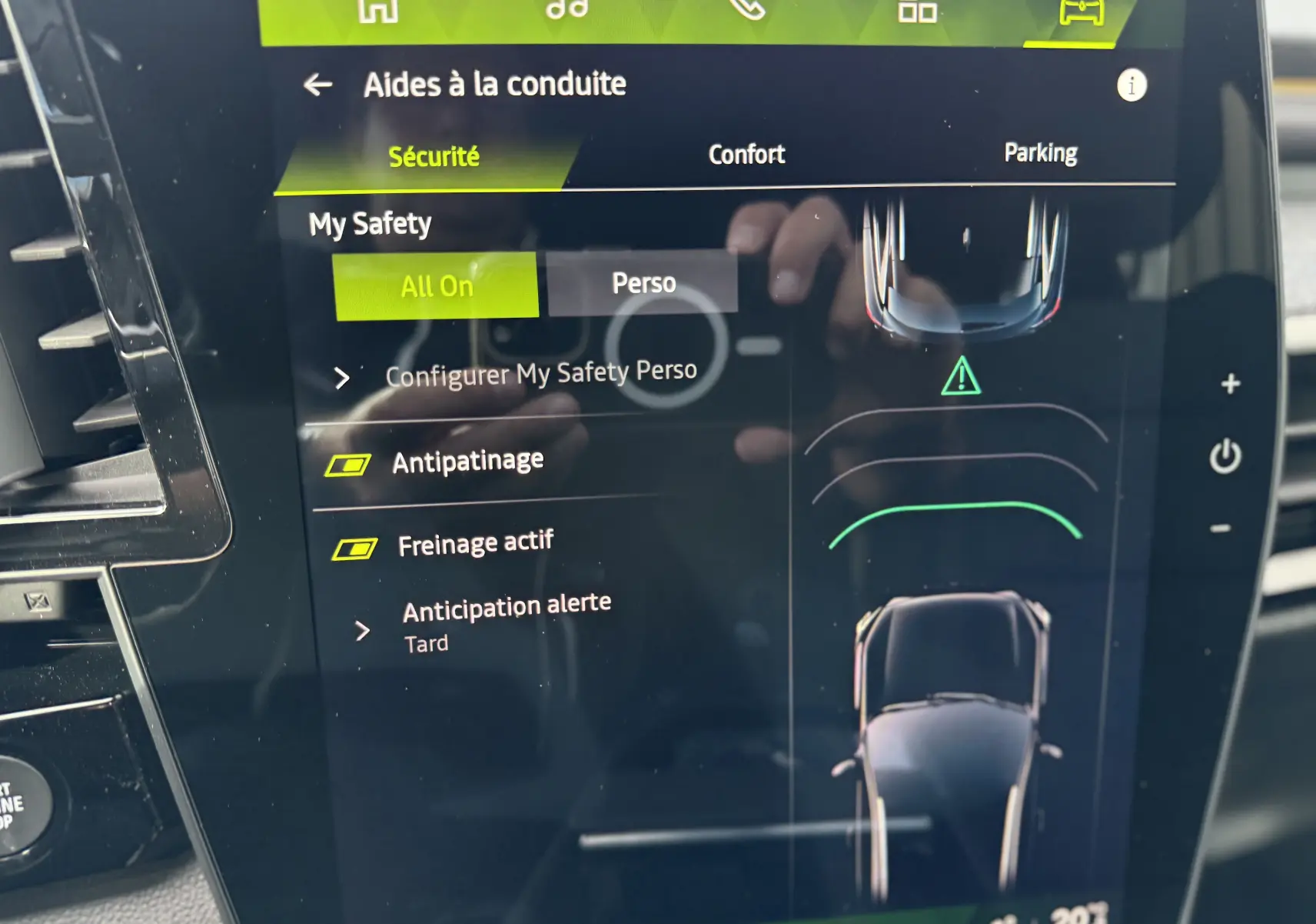 Affichage de la caméra de recul du Renault Austral noir étoile, vue arrière avec guidage de trajectoire coloré.