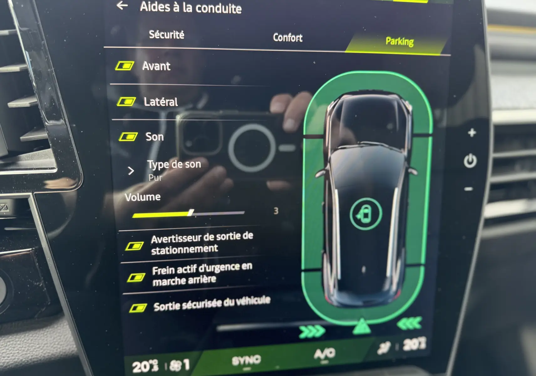 Écran tactile intérieur du Renault Austral noir étoile montrant les options d’alerte de sécurité et assistance à la conduite.