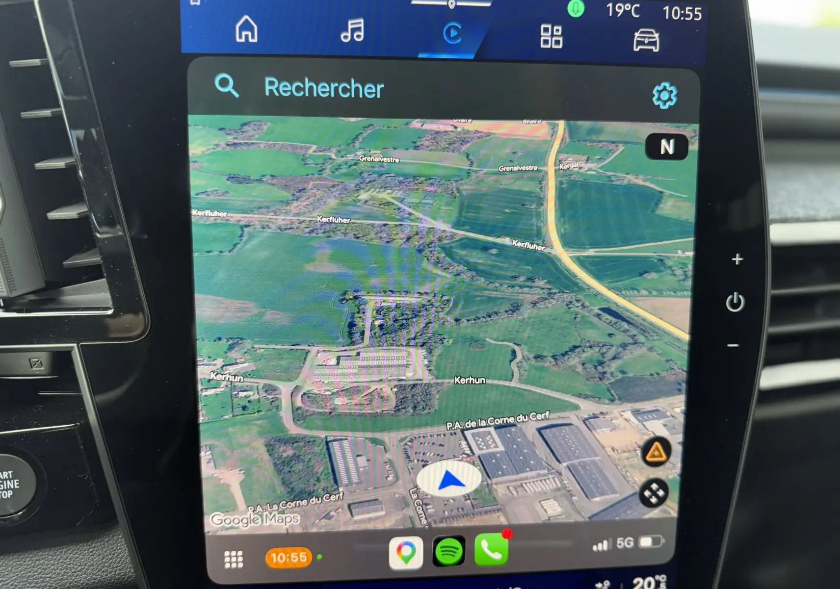 Écran tactile central du Renault Austral 2026 affichant les applications connectées, avec commandes climatisation visibles en bas.