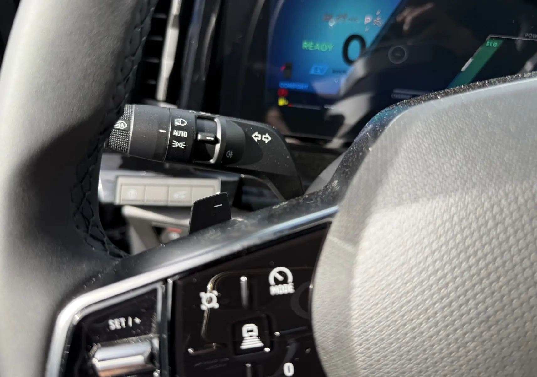 Vue rapprochée du volant noir perforé du Renault Austral 2026 avec commandes intégrées et logo central.