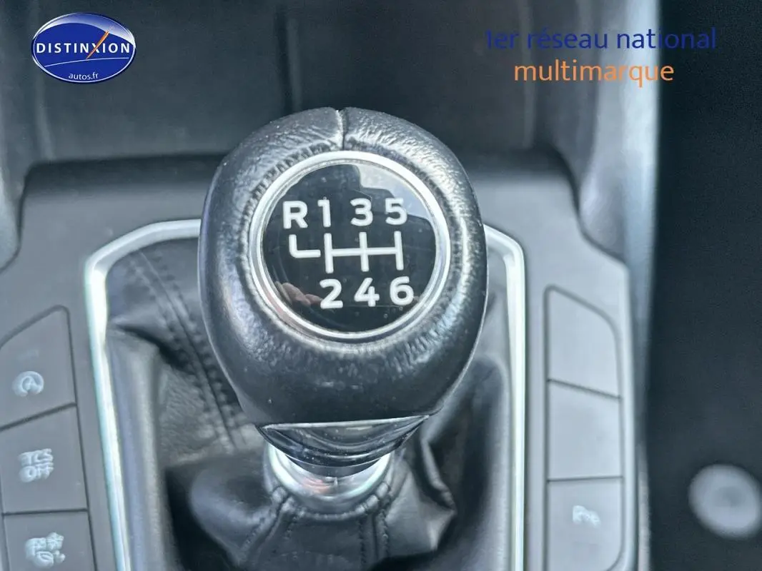 Le levier de vitesse manuel noir de la Ford Focus 2019 1.5 EcoBlue, entouré de commandes sur console centrale.