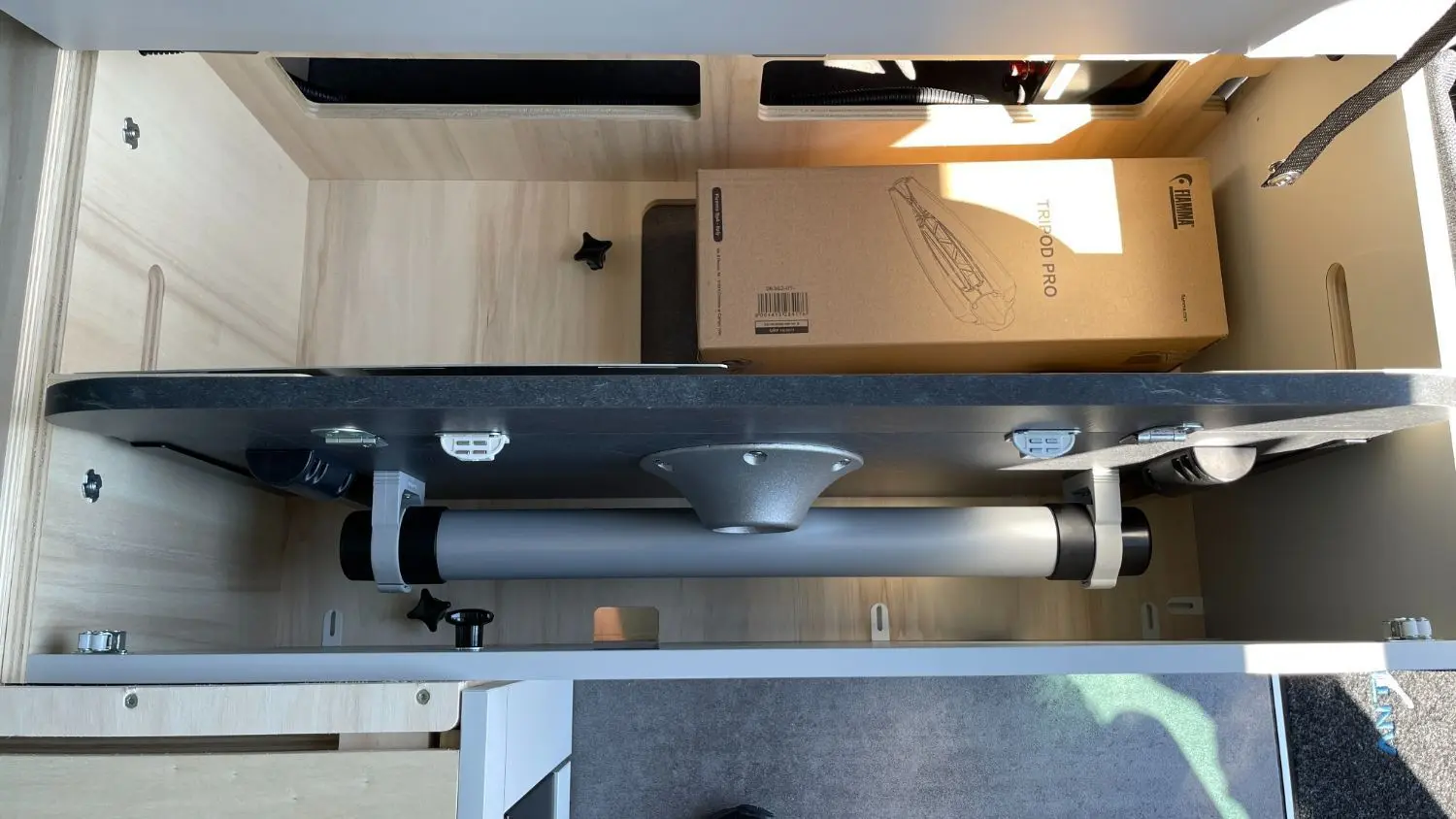 Intérieur du Renault Trafic Fourgon Antilope Van Flex gris comète, vue sur le rangement sous table amovible.