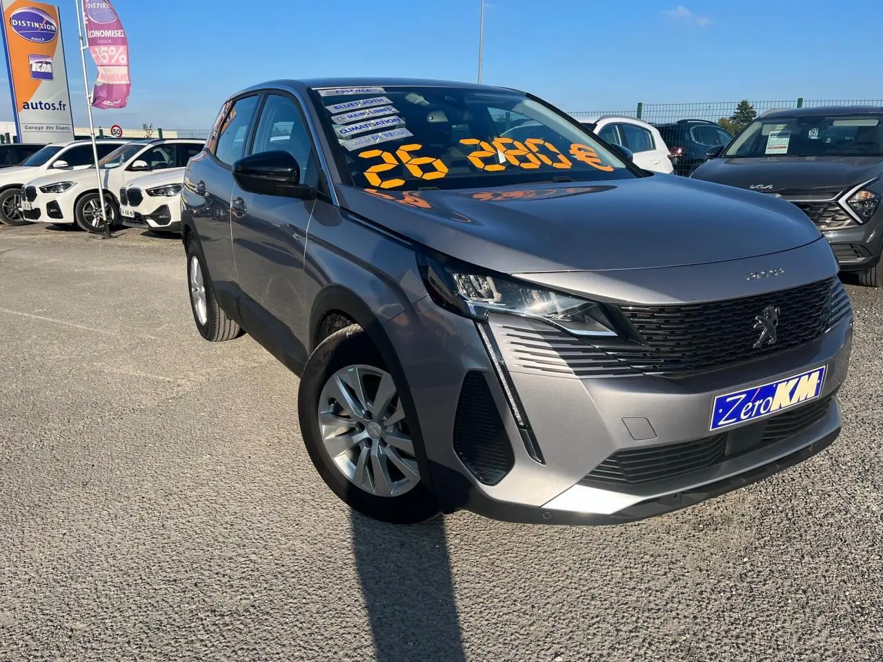 Peugeot 3008 gris Artense en 3/4 avant droit, avec jantes alliage 17 pouces et affichage prix sur pare-brise.