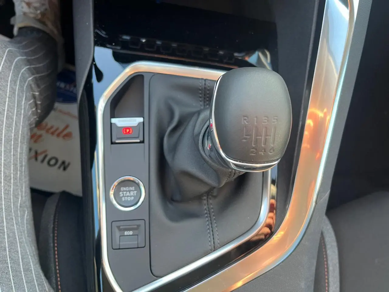 Gros plan sur le levier de vitesses manuel et les commandes centrales du Peugeot 3008 gris Artense 2023.