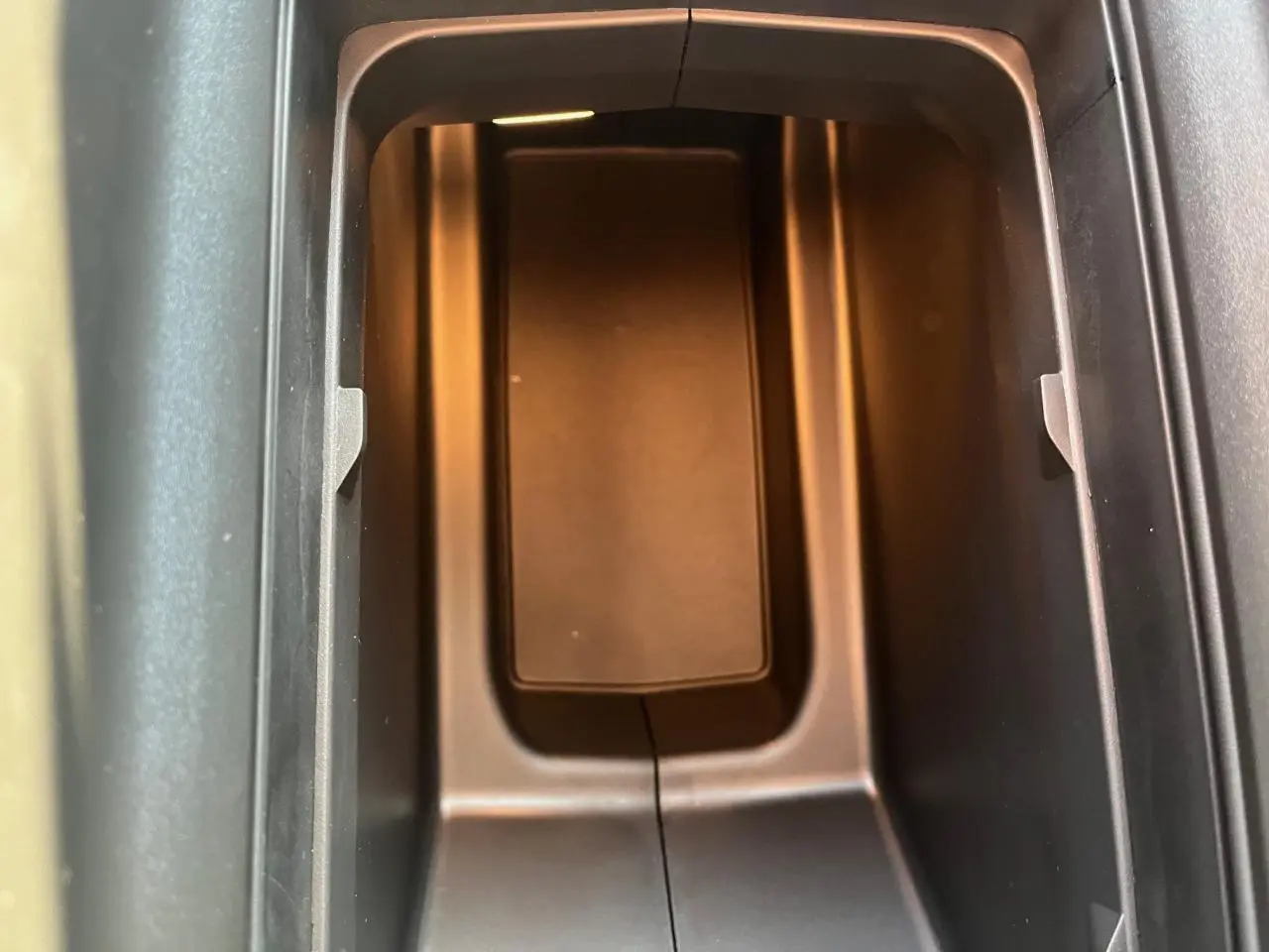 Vide-poche central intérieur du Peugeot 3008 2023 en finition Active Pack, éclairage ambre doux visible.