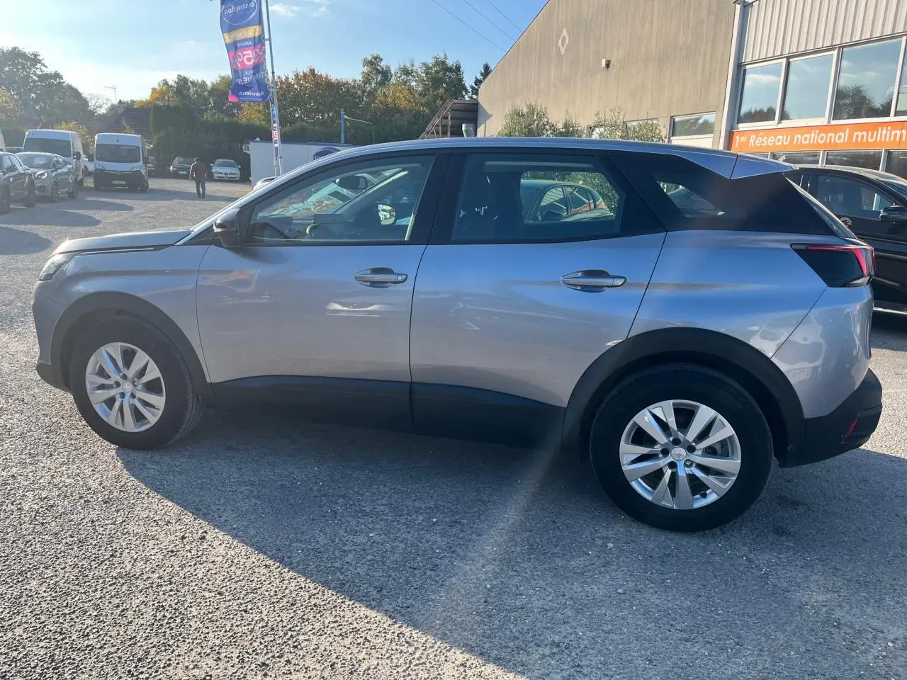 Peugeot 3008 gris Artense vue de profil côté gauche, avec jantes alliage 17 pouces et toit noir contrasté.
