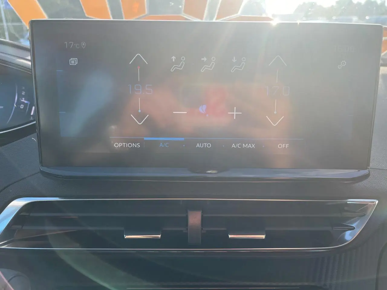 Écran tactile capacitif 10 pouces du tableau de bord du Peugeot 3008 gris Artense, affichant la climatisation automatique bi-zone.