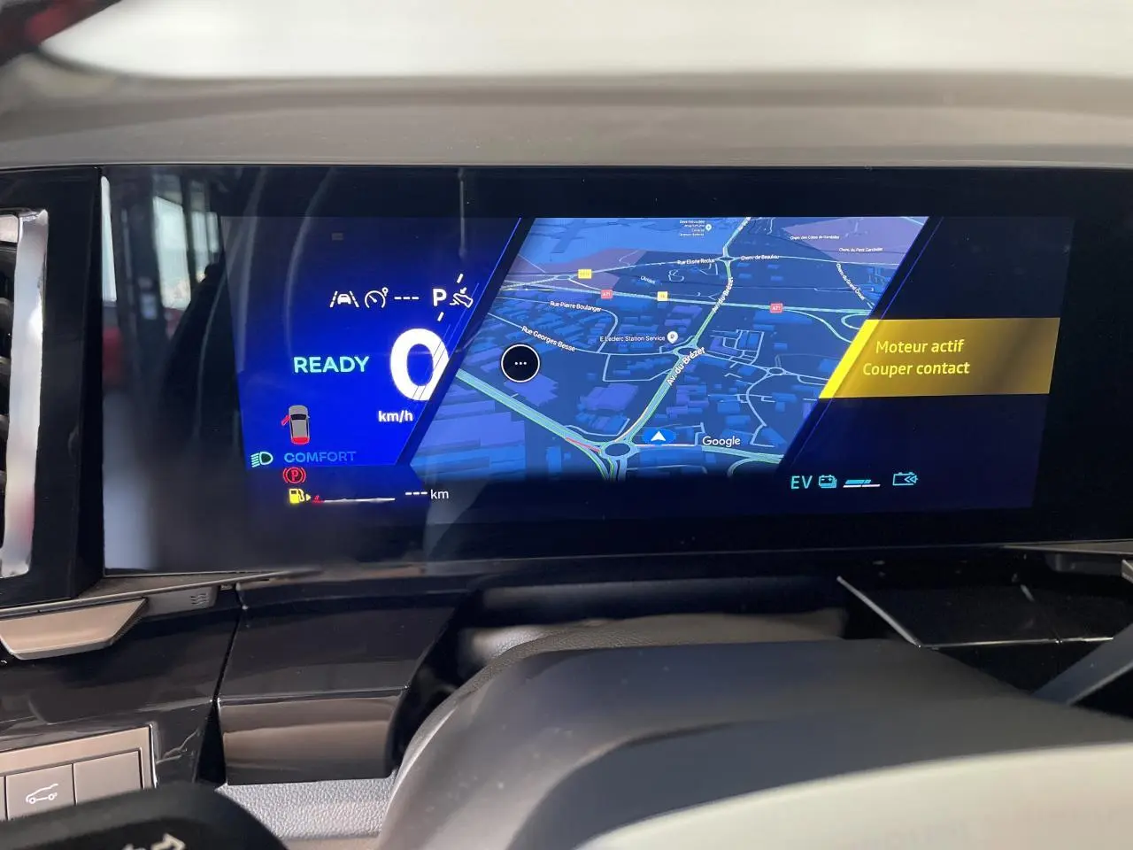 Tableau de bord numérique du Renault Austral 2025 affichant la navigation et l'état hybride en mode confort.