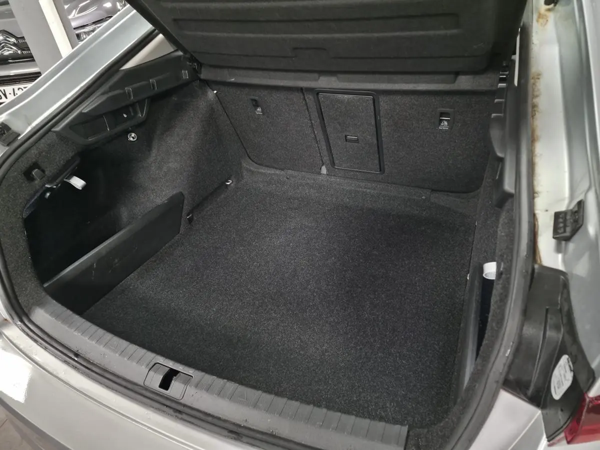 Coffre ouvert vu de dessus d'une Skoda Octavia gris métallisé 2023, montrant un espace de chargement propre et spacieux.