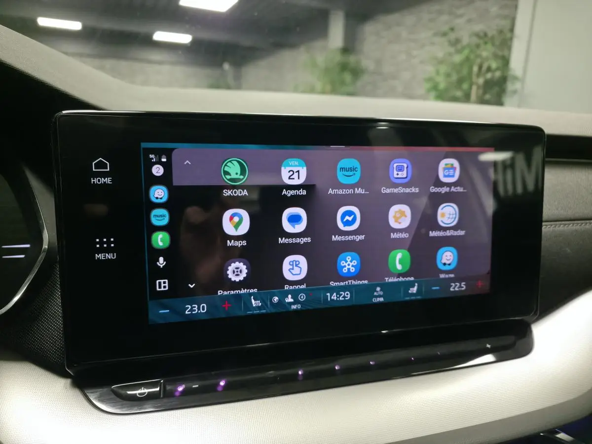 Écran tactile central du tableau de bord de la Skoda Octavia gris 2023 affichant les applications connectées.