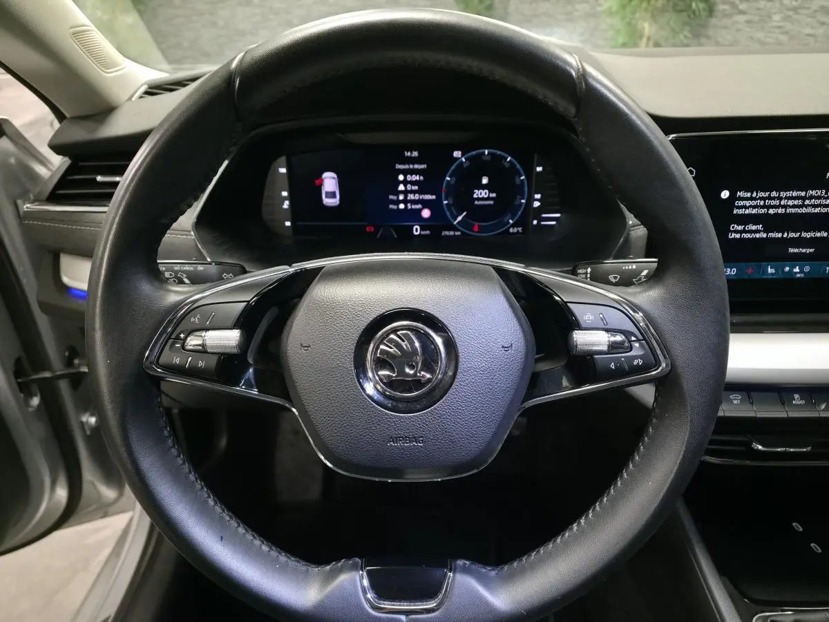 Volant en cuir noir de Skoda Octavia 2023 avec tableau de bord numérique et écran tactile central visible de face.