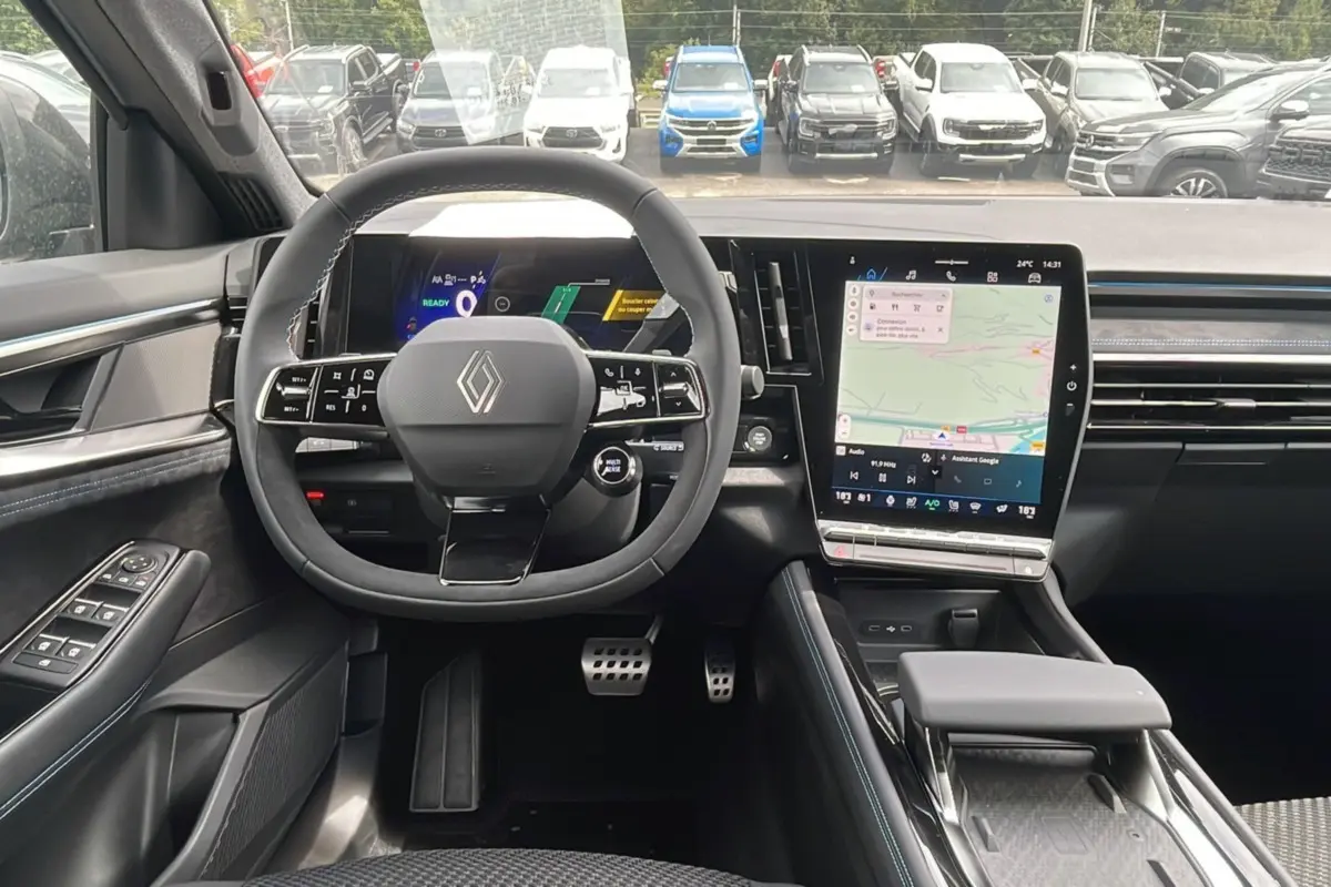 Vue intérieure centrée sur le volant cuir multifonctions et l’écran tactile vertical du Renault Austral gris schiste 2026.