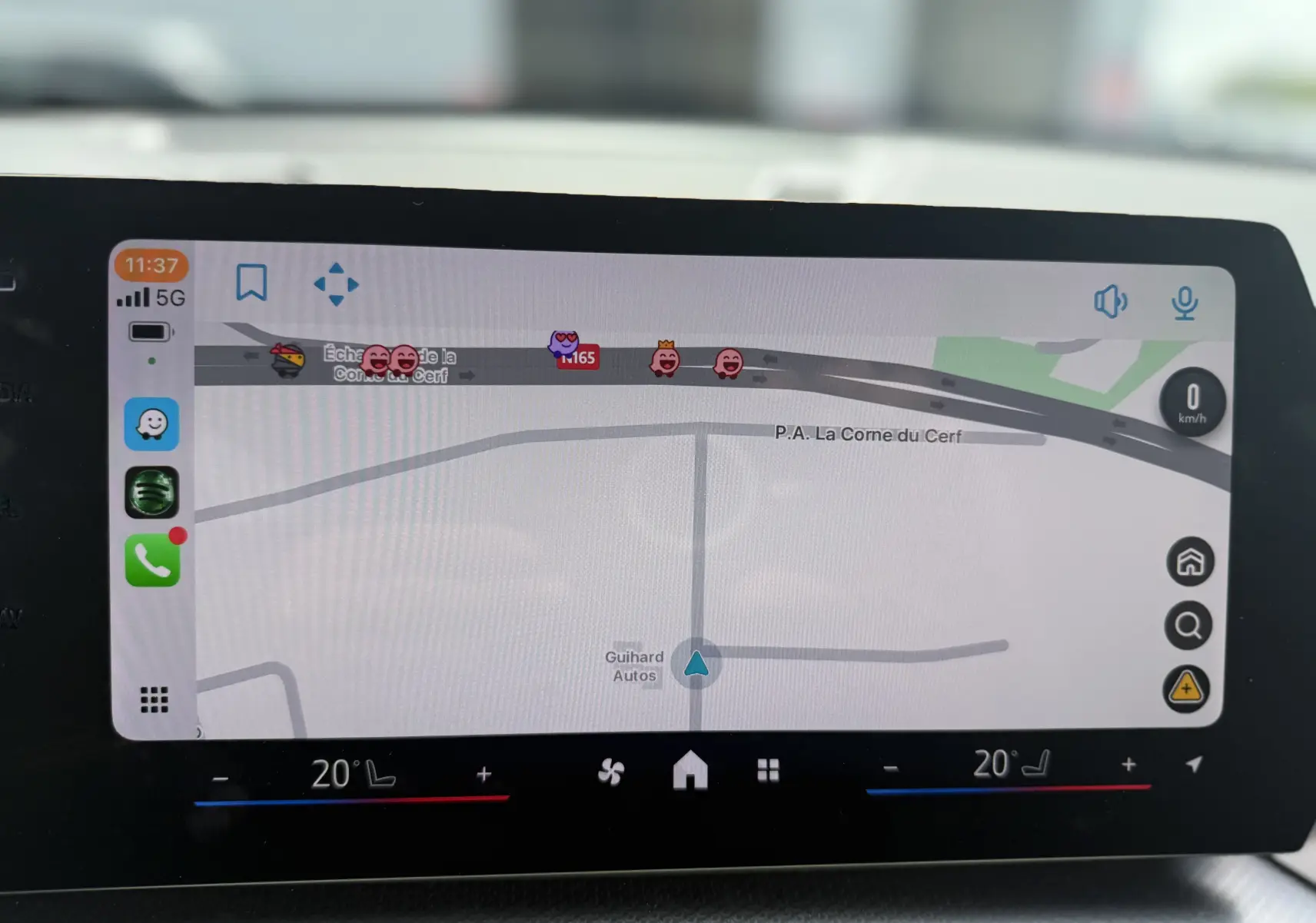 Écran tactile intérieur du BMW X2 2025 affichant la navigation avec interface connectée, vue frontale du tableau de bord.