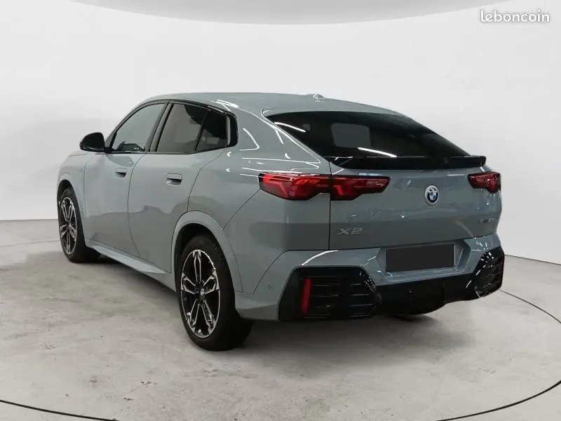 BMW X2 2025 gris Skyscraper vue de profil côté gauche, soulignant ses jantes noires et lignes dynamiques.