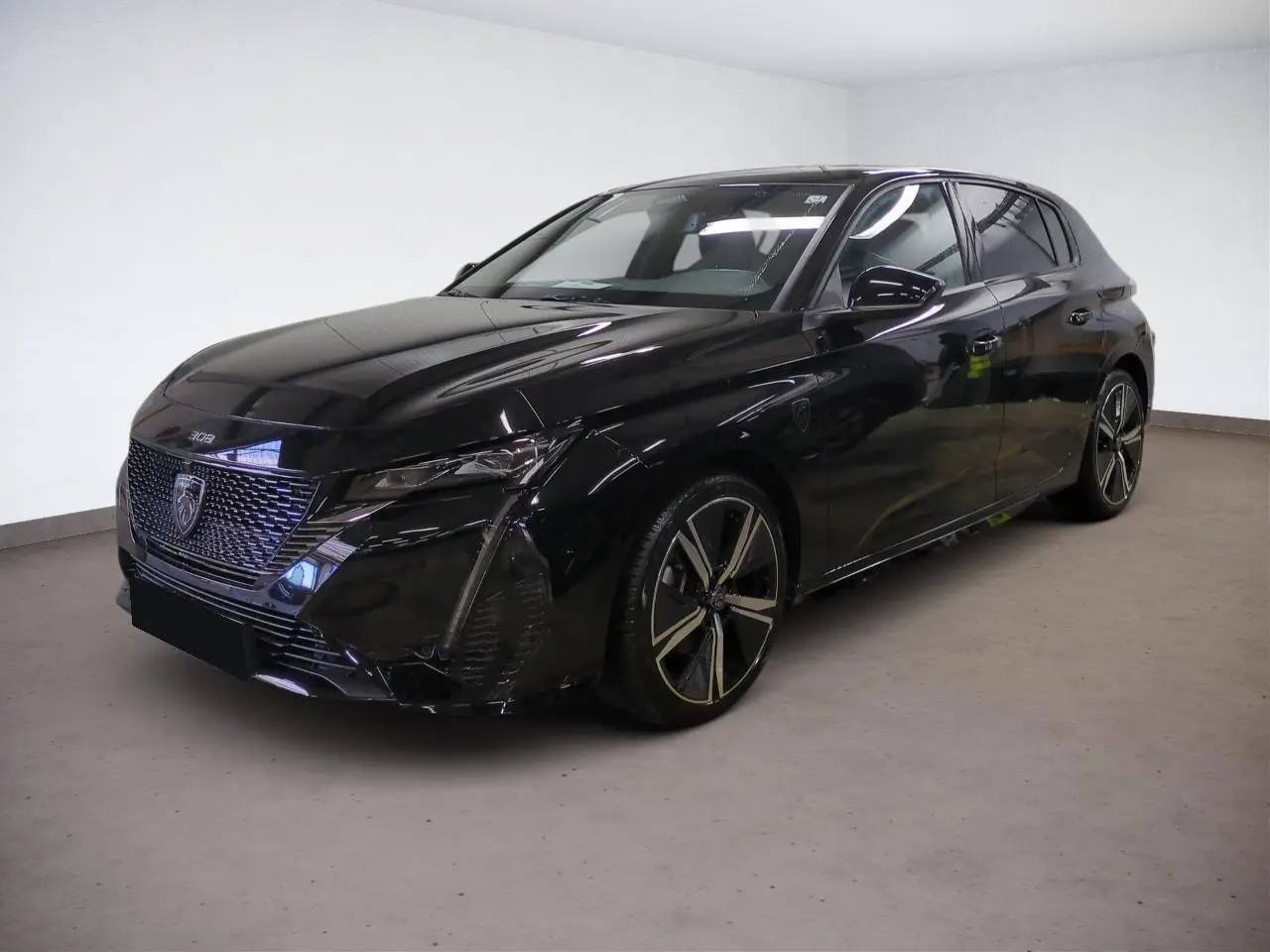 Peugeot 308 noir Perla vue 3/4 avant droit dans un intérieur neutre avec jantes alliage 18 pouces Kamakura.