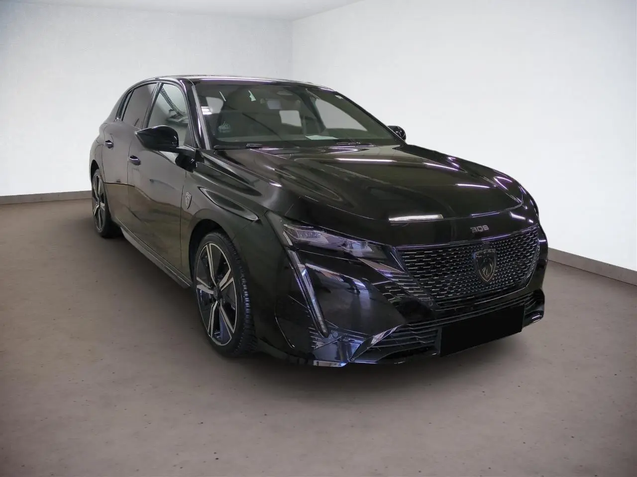 Peugeot 308 noir Perla vue 3/4 avant droit, avec calandre distinctive et jantes alliage 18 pouces.