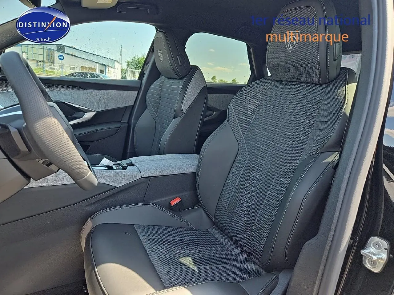 Vue intérieure côté conducteur du Peugeot 3008 Hybrid 145 GT e-dcs6 2025 avec sièges tissu et cuir gris foncé.