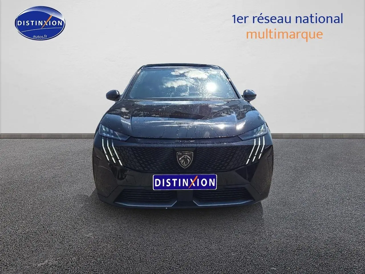 Vue avant du Peugeot 3008 Hybrid 145 GT noir avec phares LED et calandre distinctive sur fond neutre.