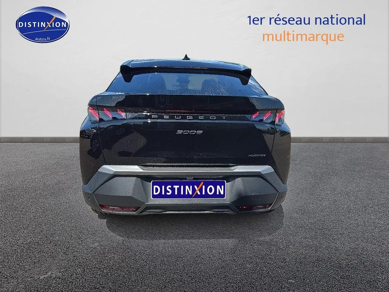 Vue arrière d’un Peugeot 3008 Hybrid 145 GT noir avec feux LED et becquet arrière visible.