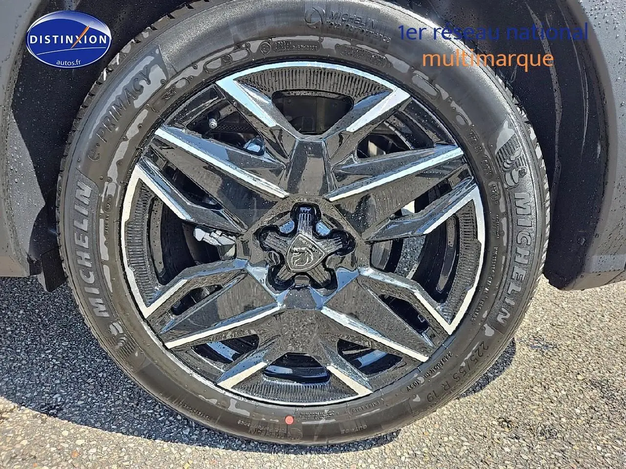 Gros plan sur la jante alu noire et chromée du côté avant droit du Peugeot 3008 Hybrid 145 GT 2025.