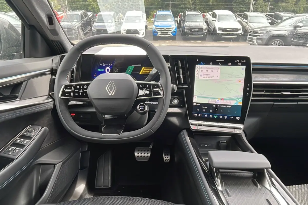 Vue intérieure centrée sur le volant cuir multifonctions et l’écran tactile vertical du Renault Austral gris schiste 2026.