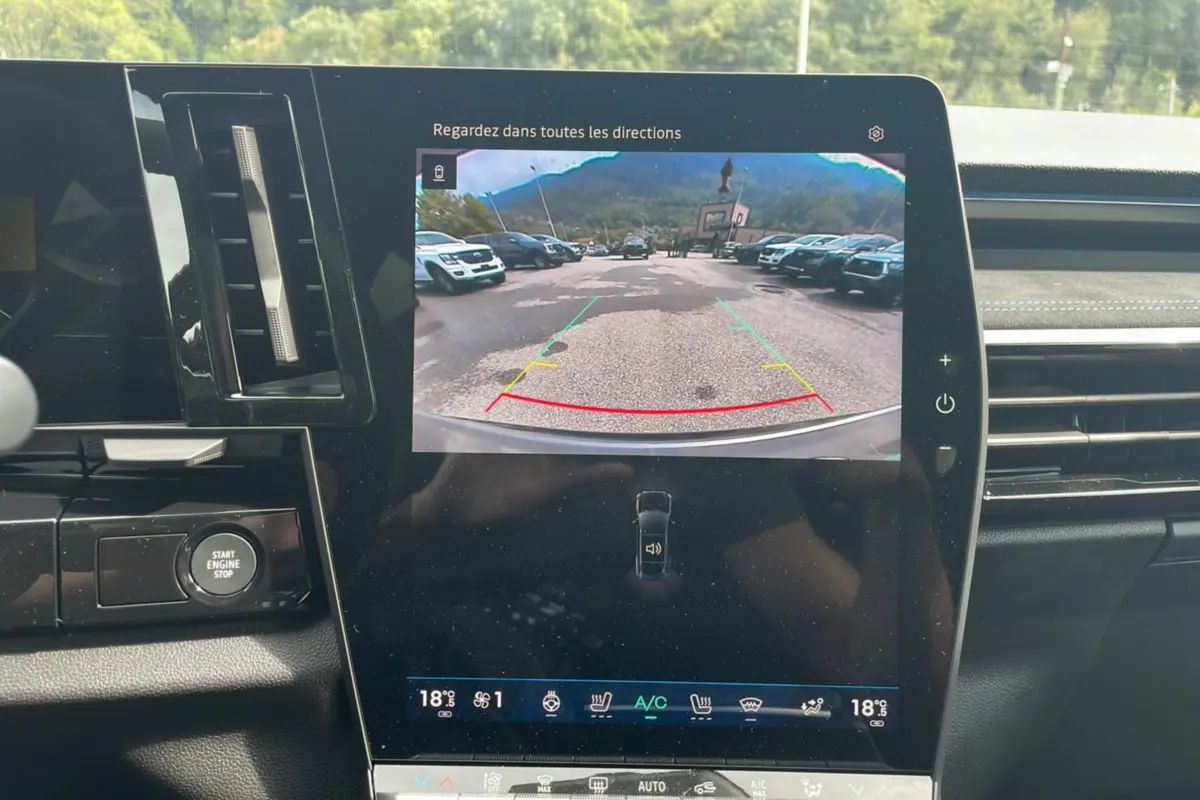 Vue intérieure sur l’écran tactile affichant la caméra de recul du Renault Austral gris schiste, version New 200 Esprit Alpine.