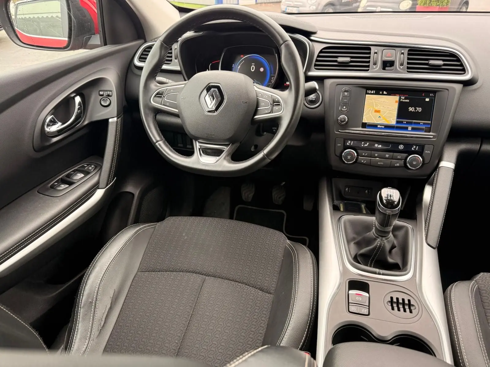 Vue intérieure côté conducteur du Renault Kadjar 1.2 TCE 130 Energy Intens avec volant cuir et console centrale équipée.