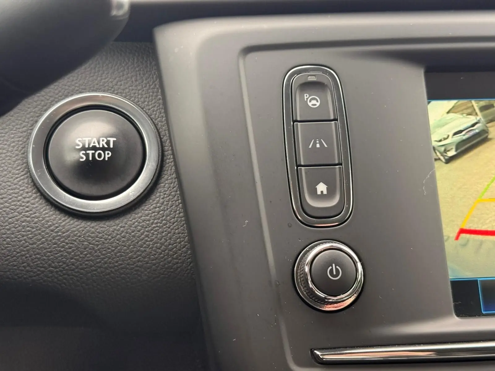 Détail intérieur du tableau de bord du Renault Kadjar montrant le bouton Start/Stop et les commandes d’aide à la conduite.