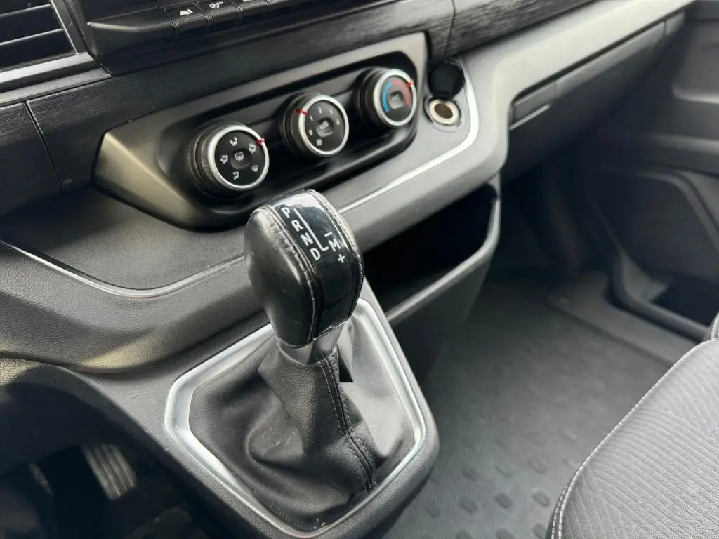 Levier de vitesses automatique noir et console centrale du Nissan Primastar N-Connecta 2022 vue côté droit.